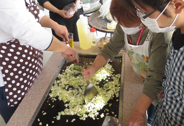 雄岡病院の鉄板焼きそば準備