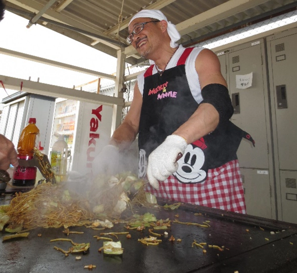 雄岡病院鉄板焼きそば調理中