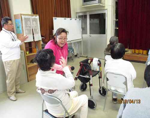 雄岡病院のカラオケ体操、外部講師さんと患者様