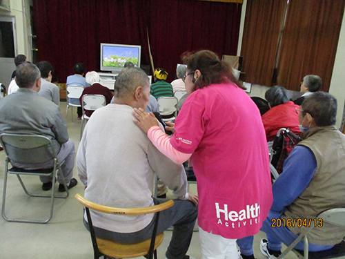 雄岡病院のカラオケ体操、外部講師さんと患者様