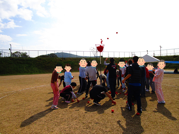 雄岡病院の秋祭り:紅白玉入れ