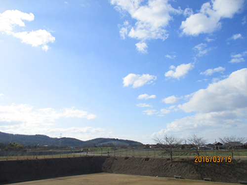 雄岡病院の運動場：運動場と雄岡山