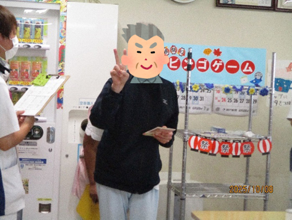 雄岡病院の秋祭り：ビンゴ大会で賞品を受け取る皆さん