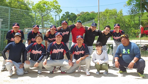 雄岡病院スポーツクラブ：ソフトボールチーム「レッドファンキーズ」：集合写真