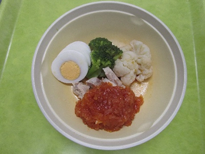 雄岡病院の栄養課のブログ：夏野菜のレシピ：蒸鶏のトマトソースかけ