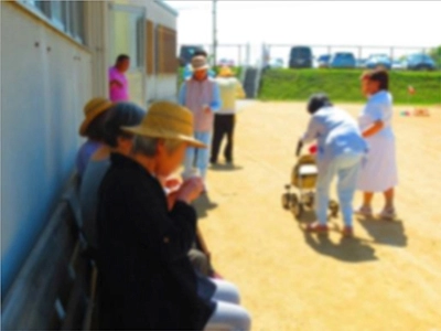 雄岡病院ブログ：作業療法室の青空喫茶：青空の下で喫茶気分を味わっていただいています