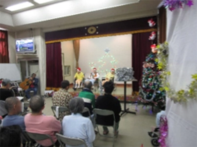 雄岡病院のクリスマス会：ギター演奏