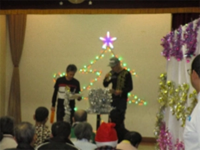 雄岡病院のクリスマス会：カラオケ