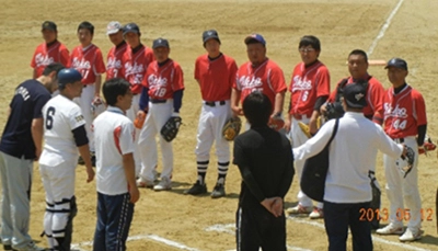 雄岡病院スポーツクラブ：ソフトボールチーム「レッドファンキーズ」：試合風景1