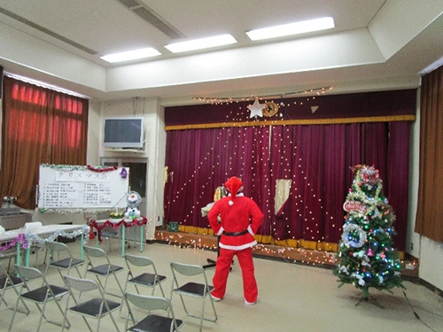 雄岡病院のクリスマス会：サンタさんのパレード