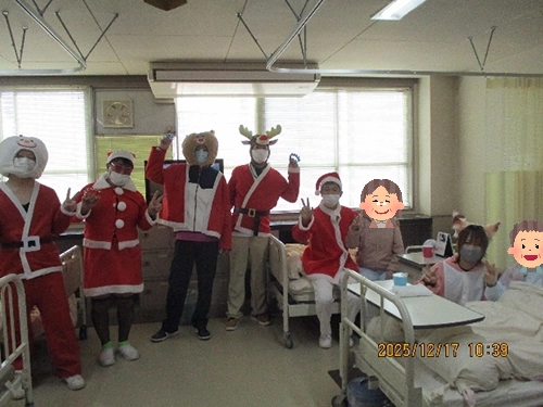 雄岡病院のクリスマス会：サンタさんと写真撮影