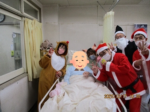 雄岡病院のクリスマス会：患者さまとサンタに扮した雄岡病院の職員