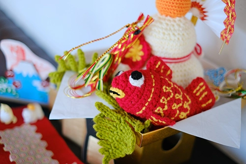 雄岡病院の新春ブログ:新春の飾り付け:鏡餅と鯛の編みぐるみ