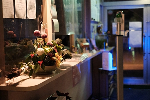 雄岡病院の新春ブログ:早朝の受付と新春の飾り付け