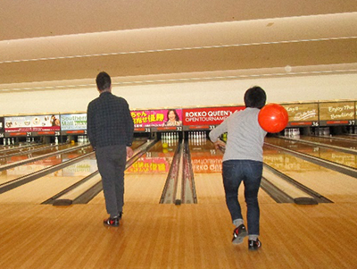 雄岡病院スポーツクラブ：ボウリング大会：投球シーン