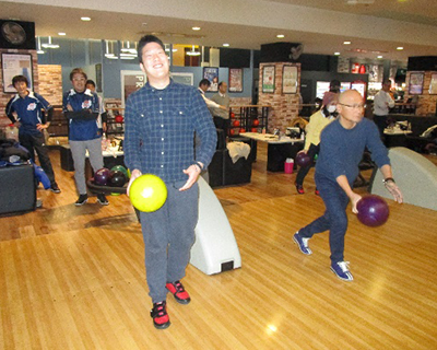 雄岡病院スポーツクラブ：ボウリング大会：投球シーン